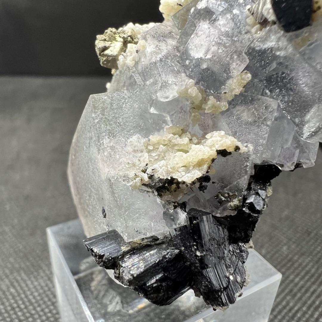 ヤオガンシャン産　ウルフラマイト、パイライト共生　カラーレスフローライト