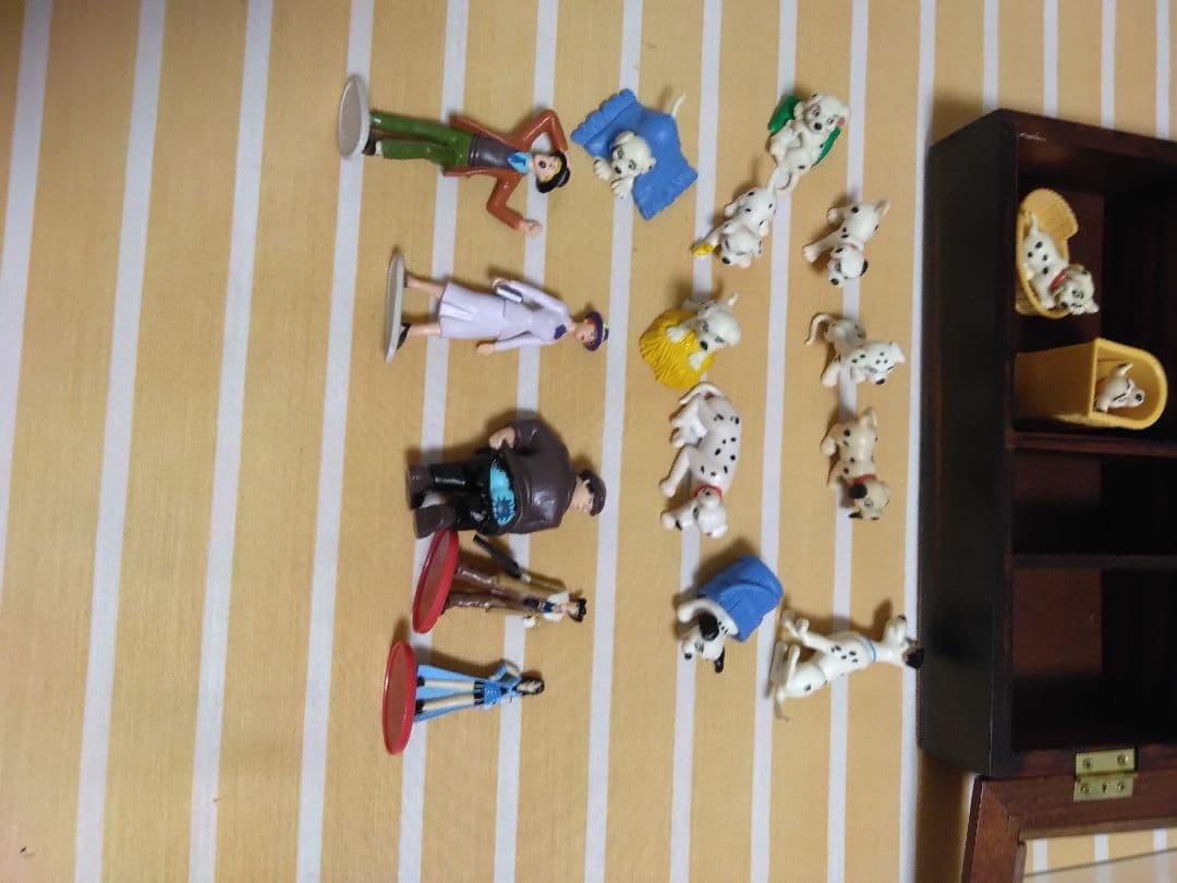 101ディズニーミニキャラ棚木箱ディスプレイ