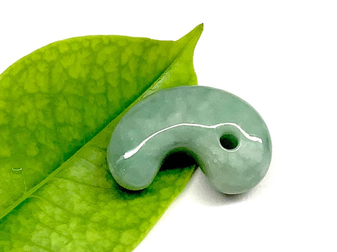 白緑バランス良好美麗‼️ 専門店40~53万円の品質　糸魚川翡翠勾玉　鑑別書付本‼️