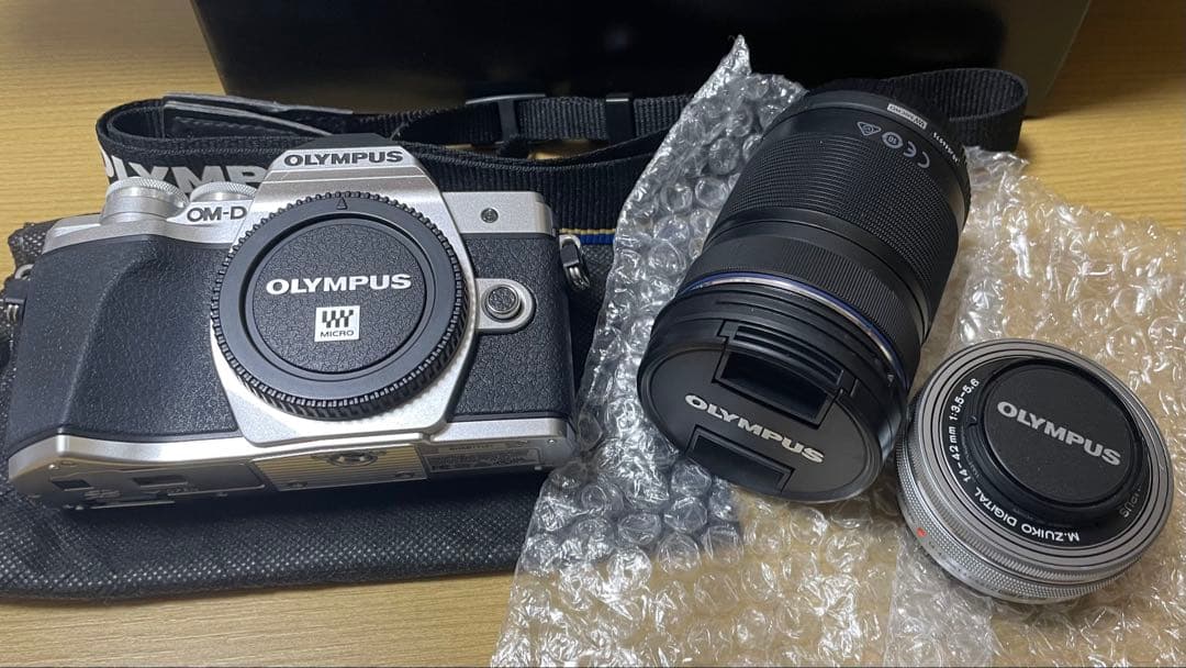 OLYMPUS OM-D E-M10 MarkⅢ ダブルズームキット シルバー