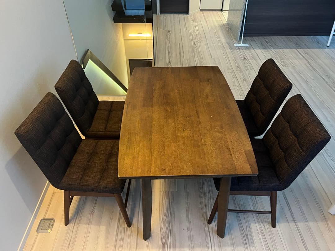 ダイニングテーブルと椅子4脚セット