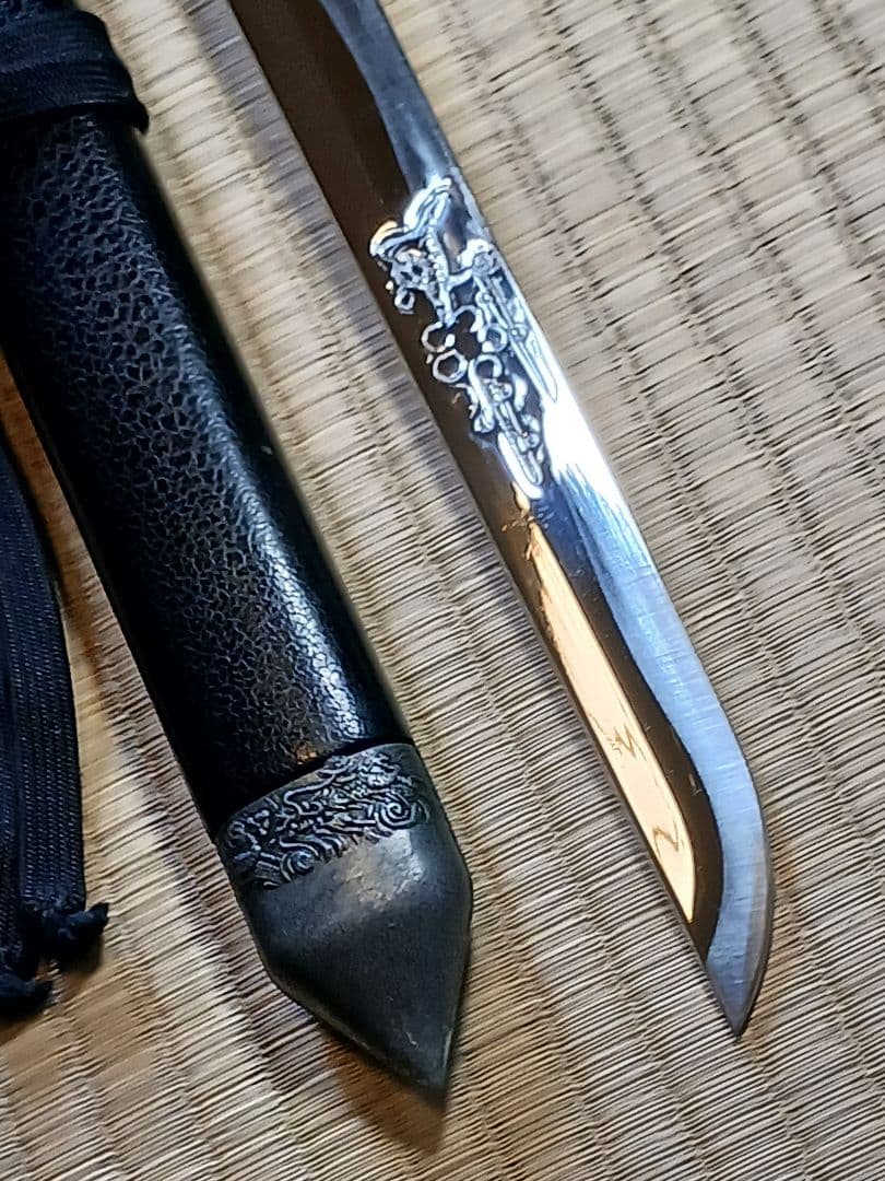 忍者刀、(服部半蔵)　徳川家拝領刀.写、葵.勝龍彫り、のたれ刃文、(手裏剣付き)