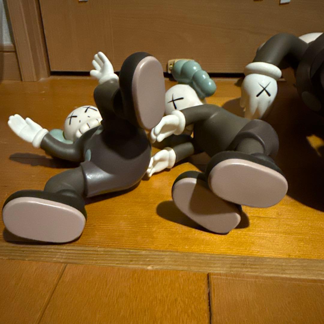 Kaws Companion フィギュア グレー ブラック フェイク品