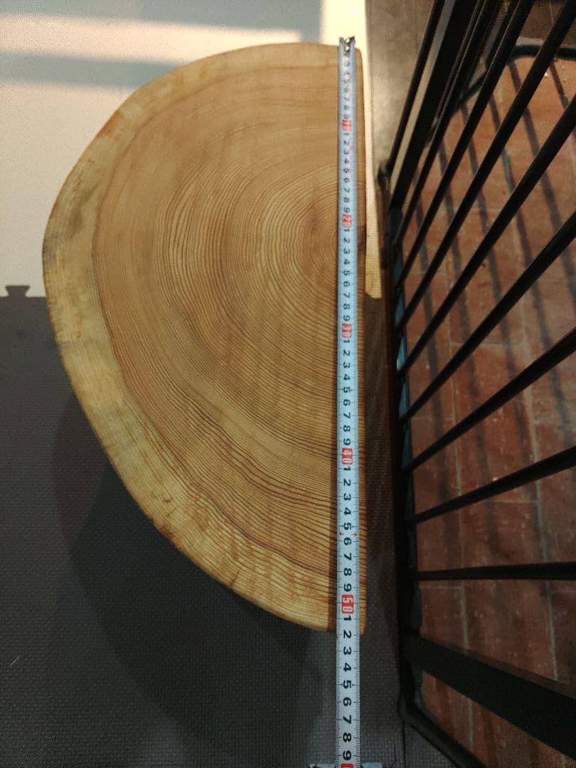 杉の半割り丸太のくりぬきスツール