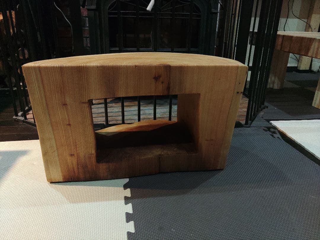 杉の半割り丸太のくりぬきスツール