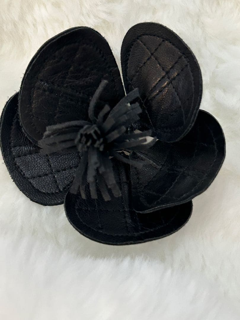 CHANEL ビンテージマトラッセ黒いレザー花型ブローチ約10cm可愛い