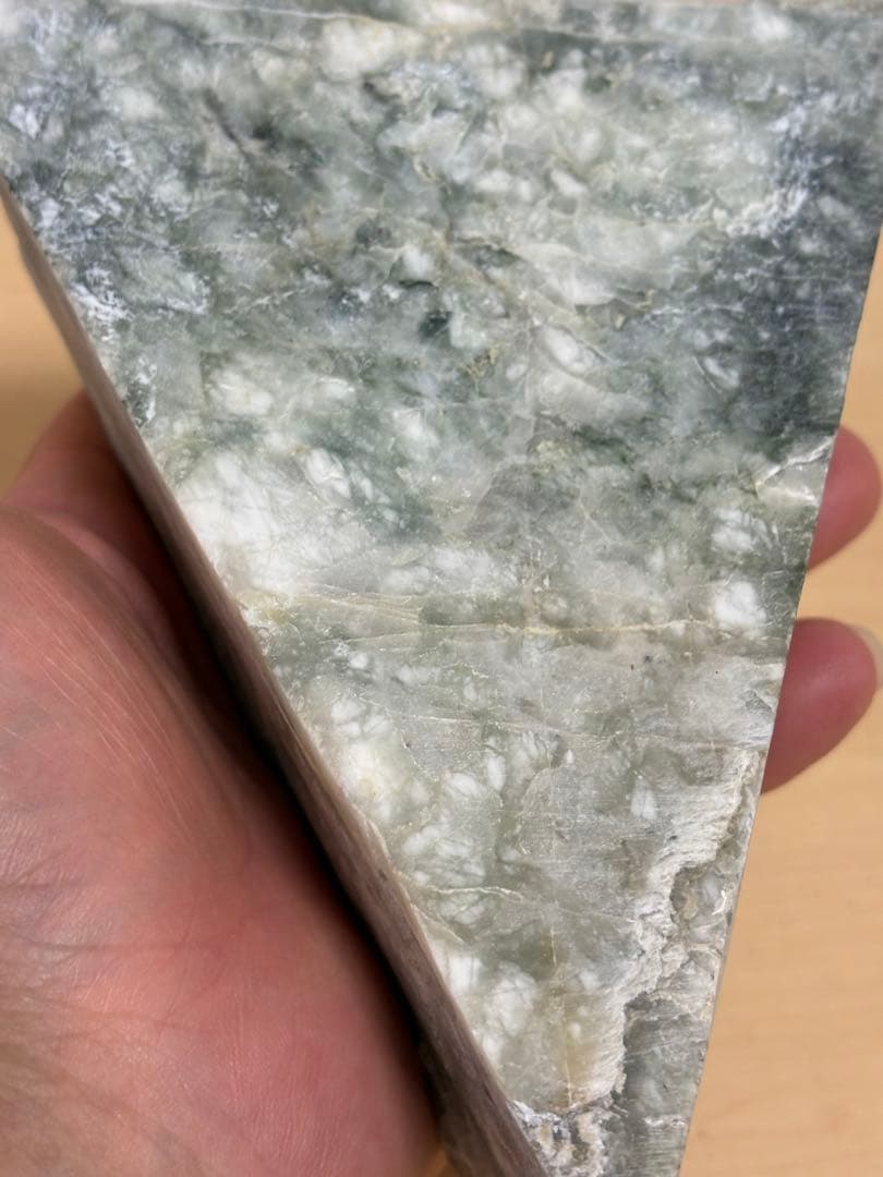 新潟県糸魚川市姫川産巨石天然糸魚川翡翠原石1233g 4面カット磨き無し 国石