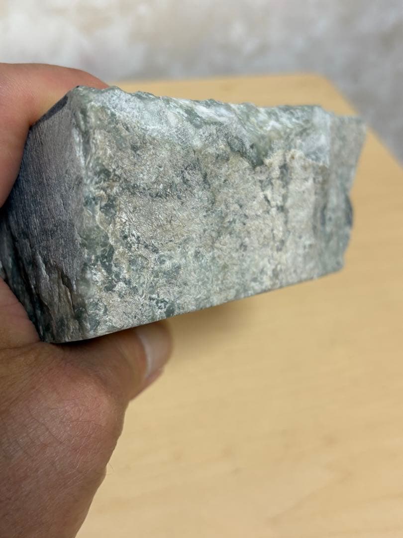 新潟県糸魚川市姫川産巨石天然糸魚川翡翠原石1233g 4面カット磨き無し 国石