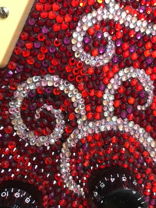 ステージ映え！視線を集める、ミックスカラーデコレーションギター