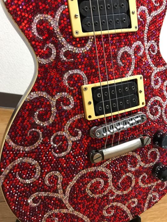 ステージ映え！視線を集める、ミックスカラーデコレーションギター