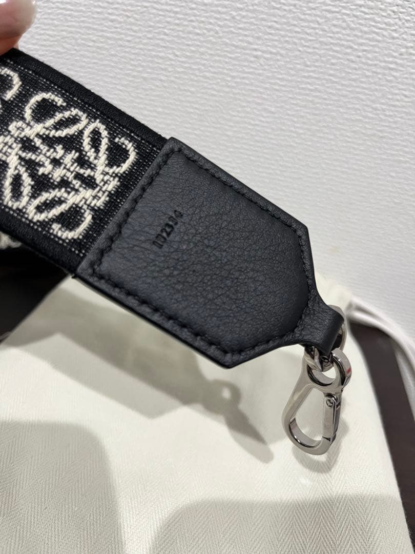 Loewe ロエベ アナグラムショルダーストラップ　ブラック