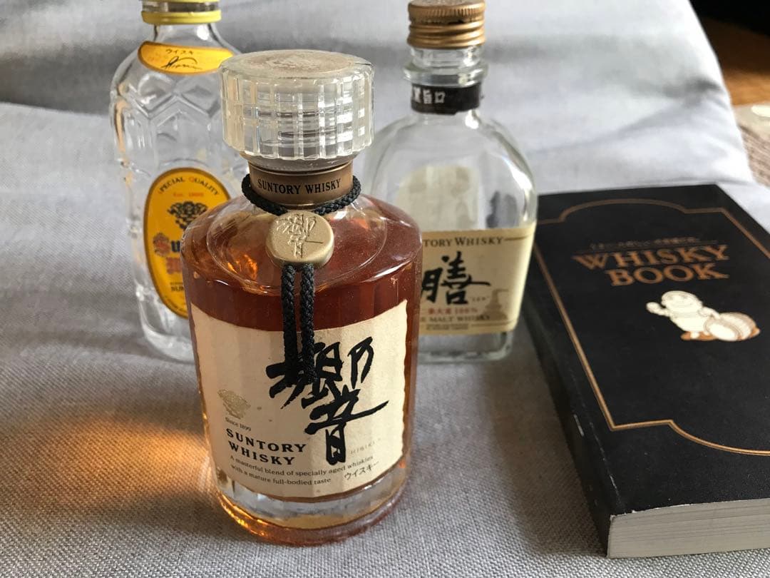 ベビー響　と膳、角瓶の空きビン　および　ウイスキーブック