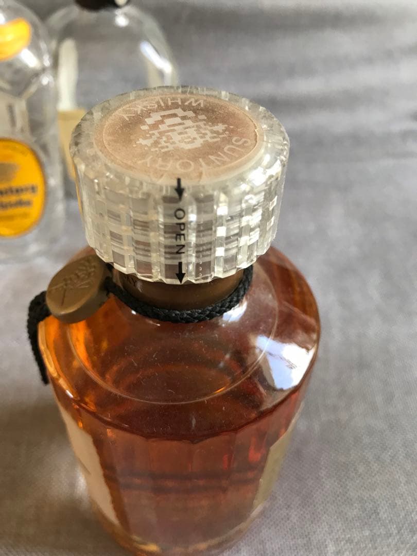 ベビー響　と膳、角瓶の空きビン　および　ウイスキーブック