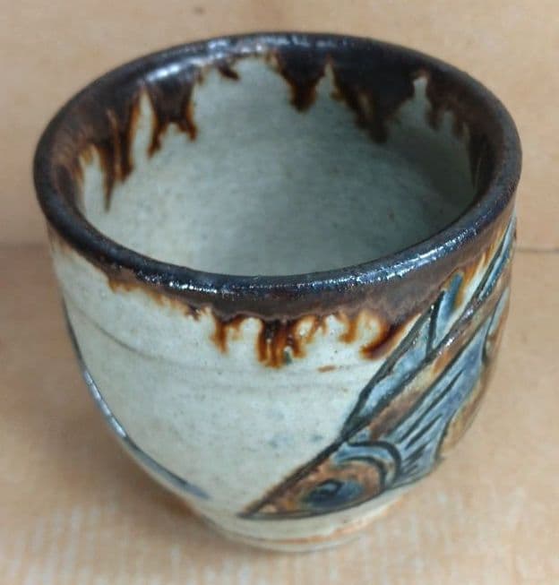 【本物保証】金城次郎 湯呑(魚紋）共箱(本人書付）栞 壷屋焼 人間国宝 美品