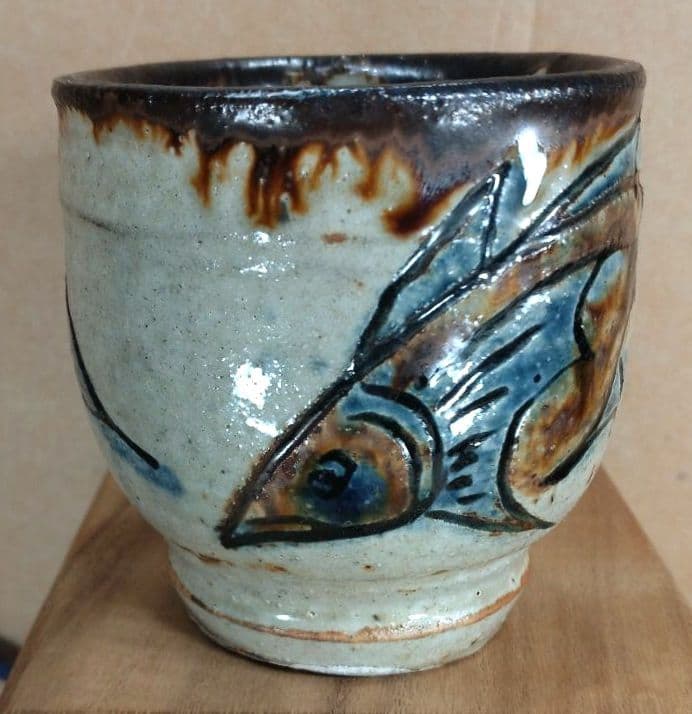 【本物保証】金城次郎 湯呑(魚紋）共箱(本人書付）栞 壷屋焼 人間国宝 美品