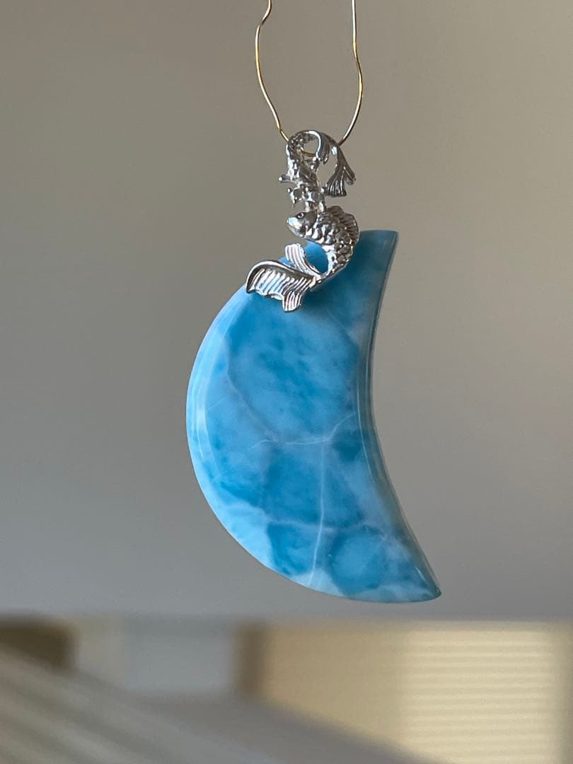 天然石☆高品質！ラリマー大きめ月型ペンダントトップ☆シルバーお魚デザインバチカン