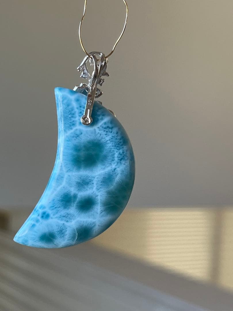 天然石☆高品質！ラリマー大きめ月型ペンダントトップ☆シルバーお魚デザインバチカン