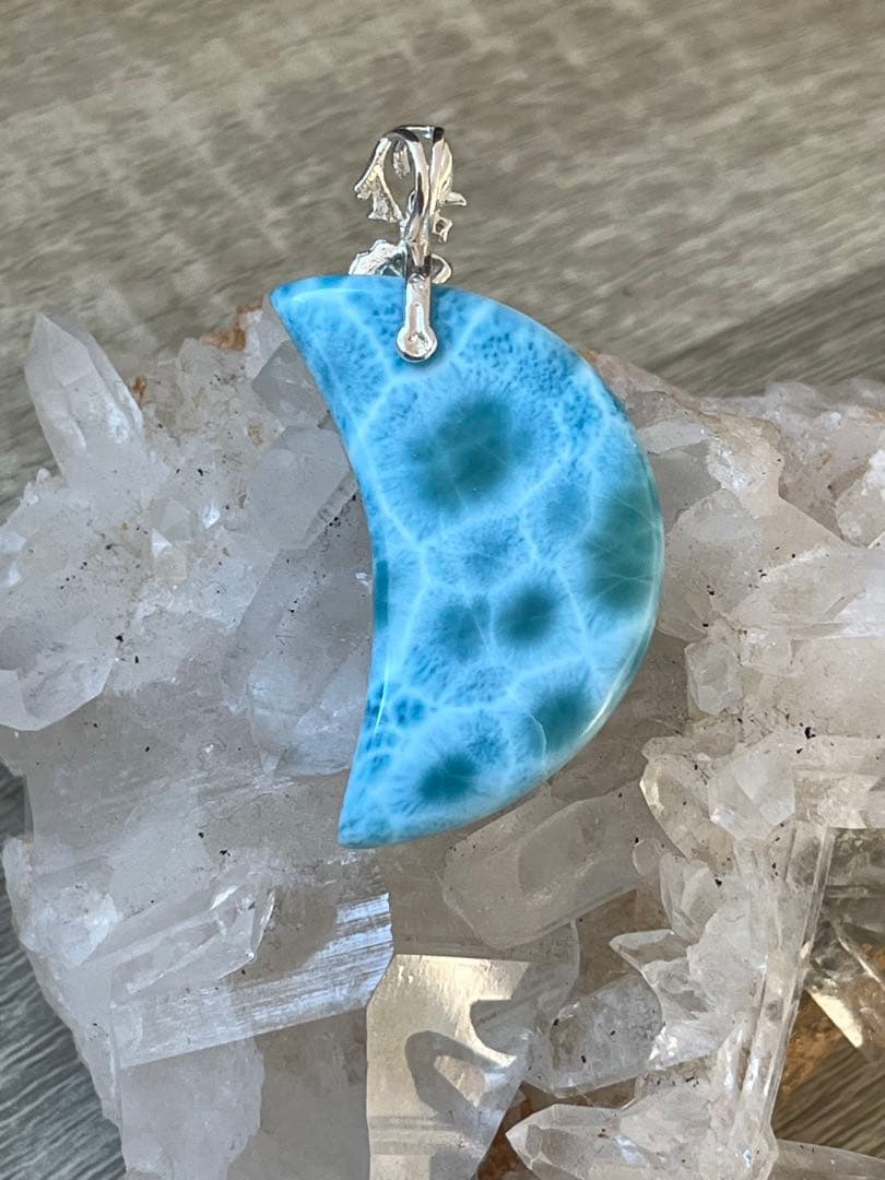 天然石☆高品質！ラリマー大きめ月型ペンダントトップ☆シルバーお魚デザインバチカン