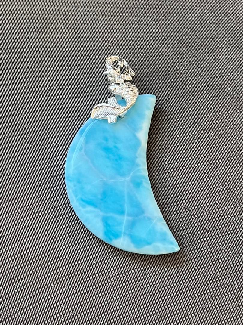 天然石☆高品質！ラリマー大きめ月型ペンダントトップ☆シルバーお魚デザインバチカン