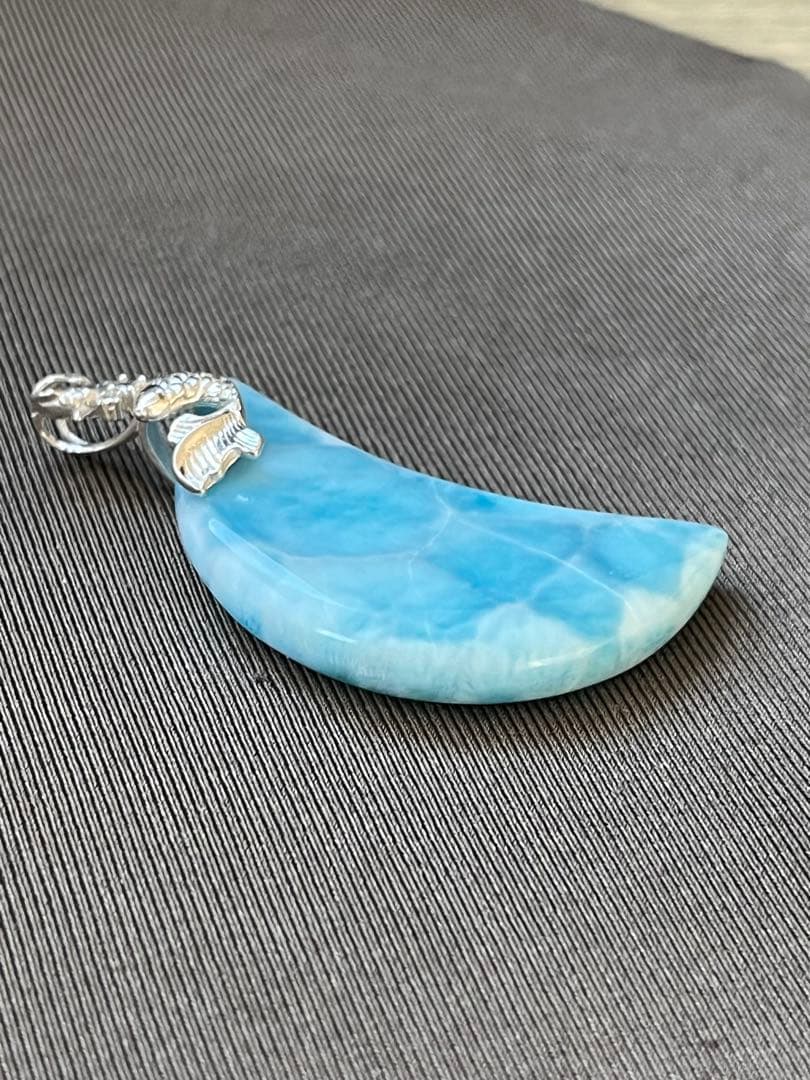 天然石☆高品質！ラリマー大きめ月型ペンダントトップ☆シルバーお魚デザインバチカン