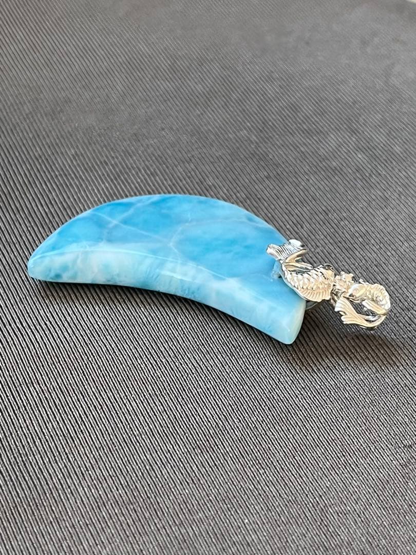 天然石☆高品質！ラリマー大きめ月型ペンダントトップ☆シルバーお魚デザインバチカン