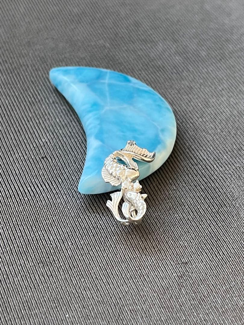 天然石☆高品質！ラリマー大きめ月型ペンダントトップ☆シルバーお魚デザインバチカン