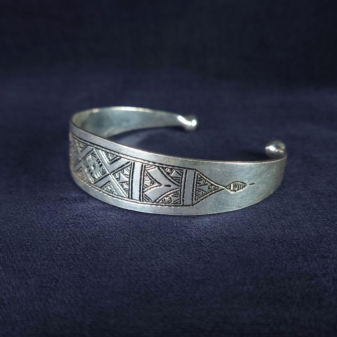 【モロッコ直輸入】トゥアレグ族 シルバーアクセサリーバングル