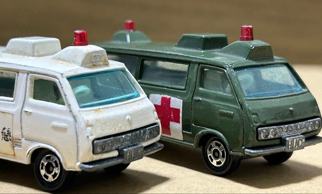 トミカ トヨタ ハイエースコミューター 2台セット