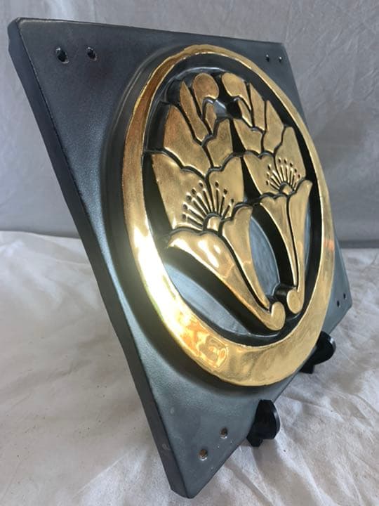 丸に抱き花杏葉　金焼物　家紋