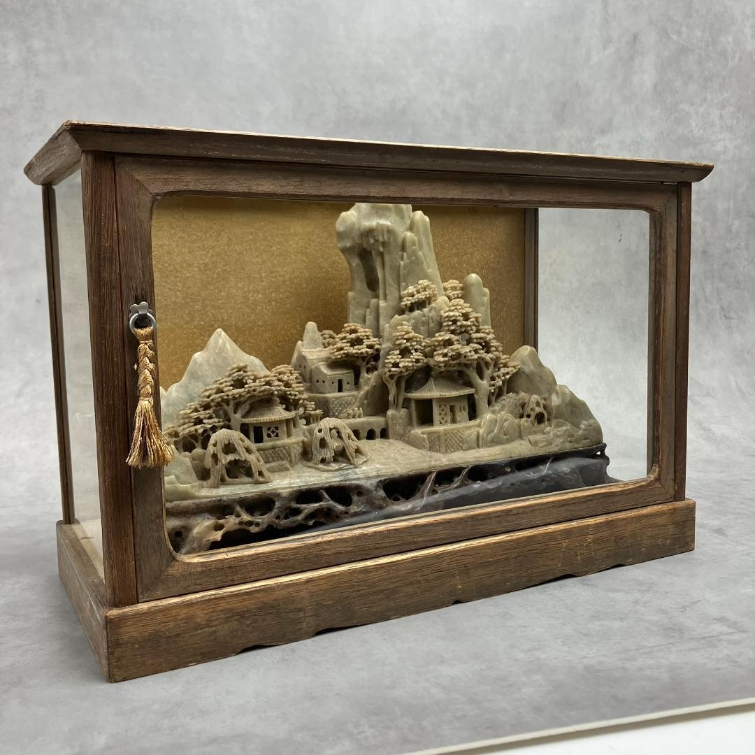 寿山石の彫刻　楼閣山水風景　ジオラマ　中国美術　天然石　水雕　ガラスケース付き