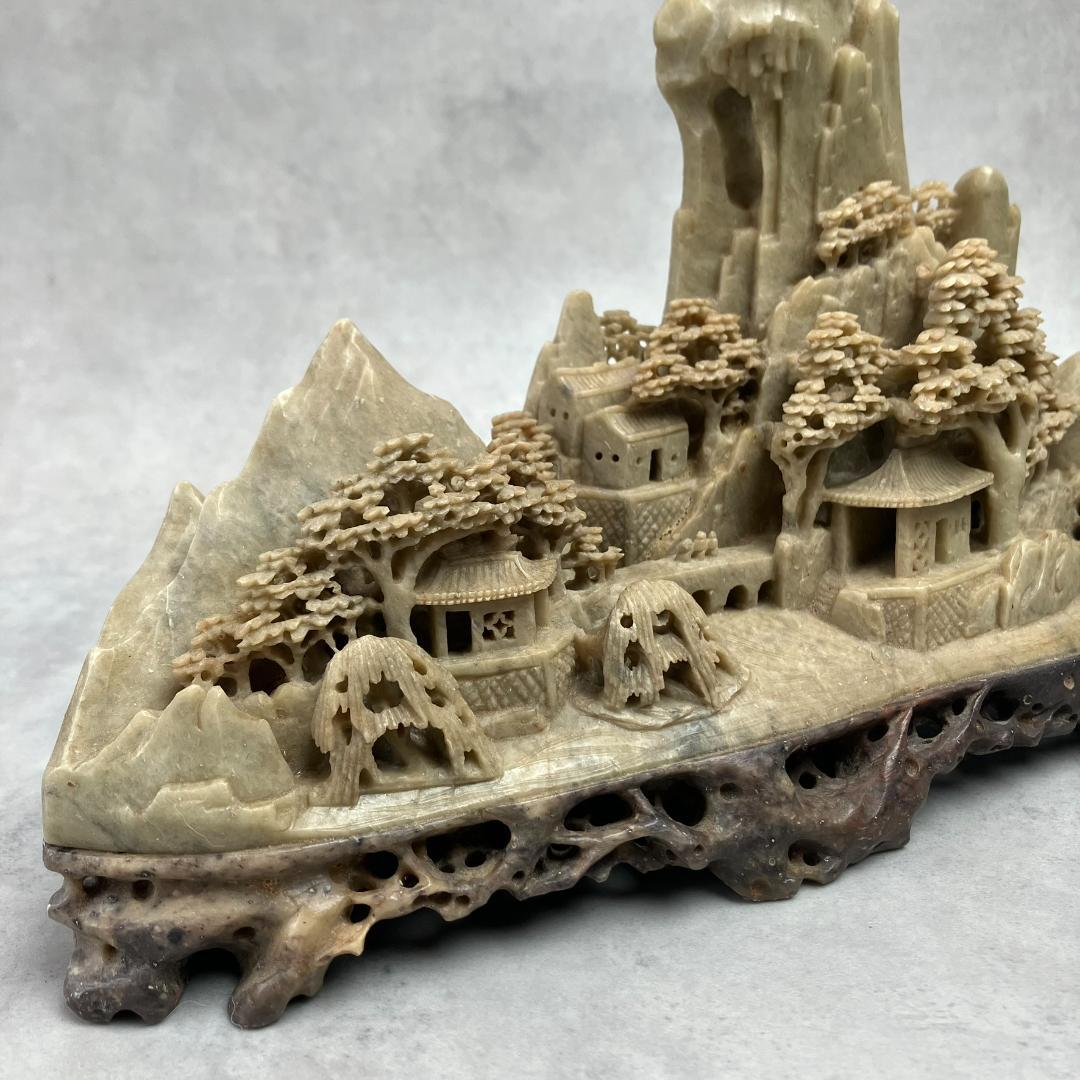 寿山石の彫刻　楼閣山水風景　ジオラマ　中国美術　天然石　水雕　ガラスケース付き