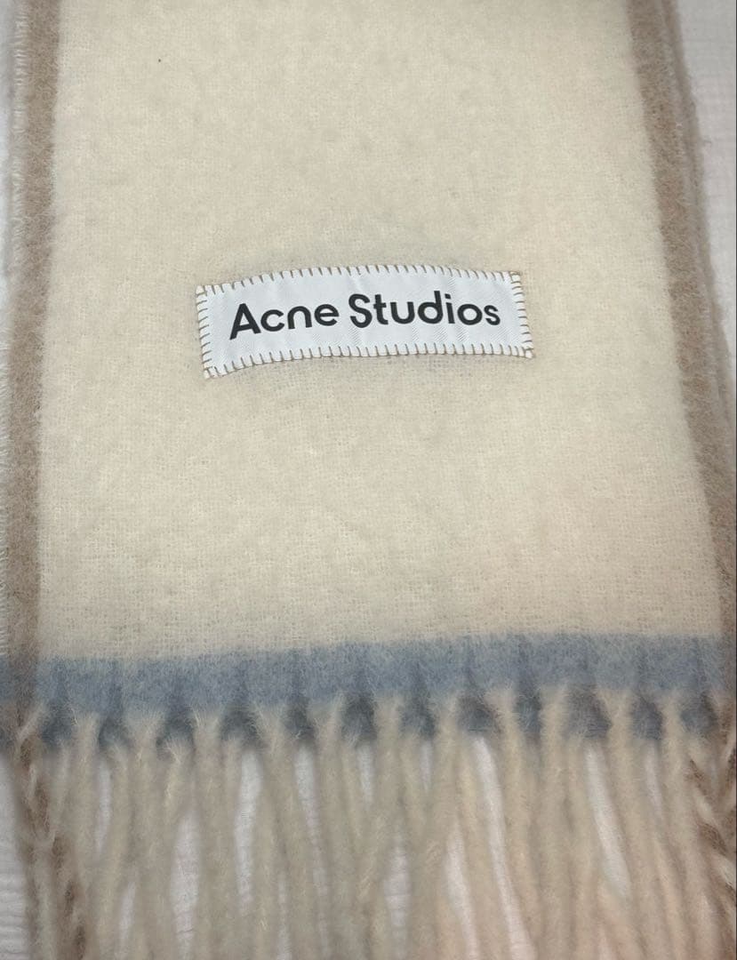 Acne Studios ホワイト マフラー フリンジ付き