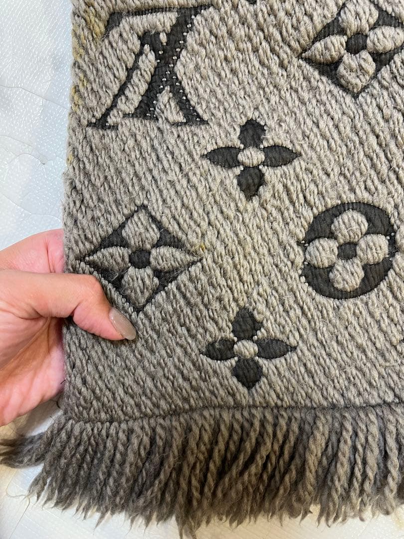 Louis Vuitton グレー マフラー ロゴマニア モノグラム おしゃれ