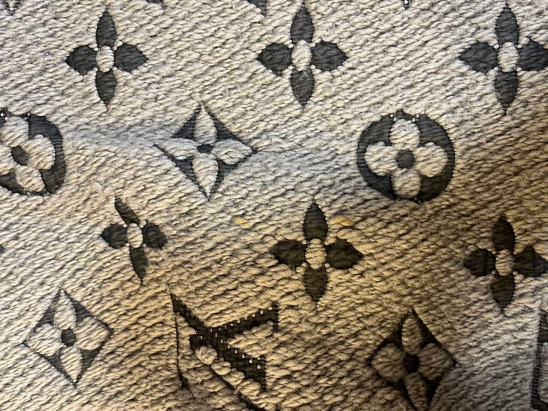 Louis Vuitton グレー マフラー ロゴマニア モノグラム おしゃれ