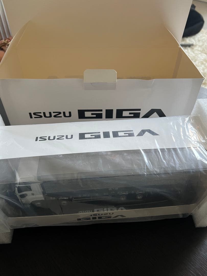 いすゞギガ ISUZU GIGA トラックモデル ホワイト/シルバー 新品同様