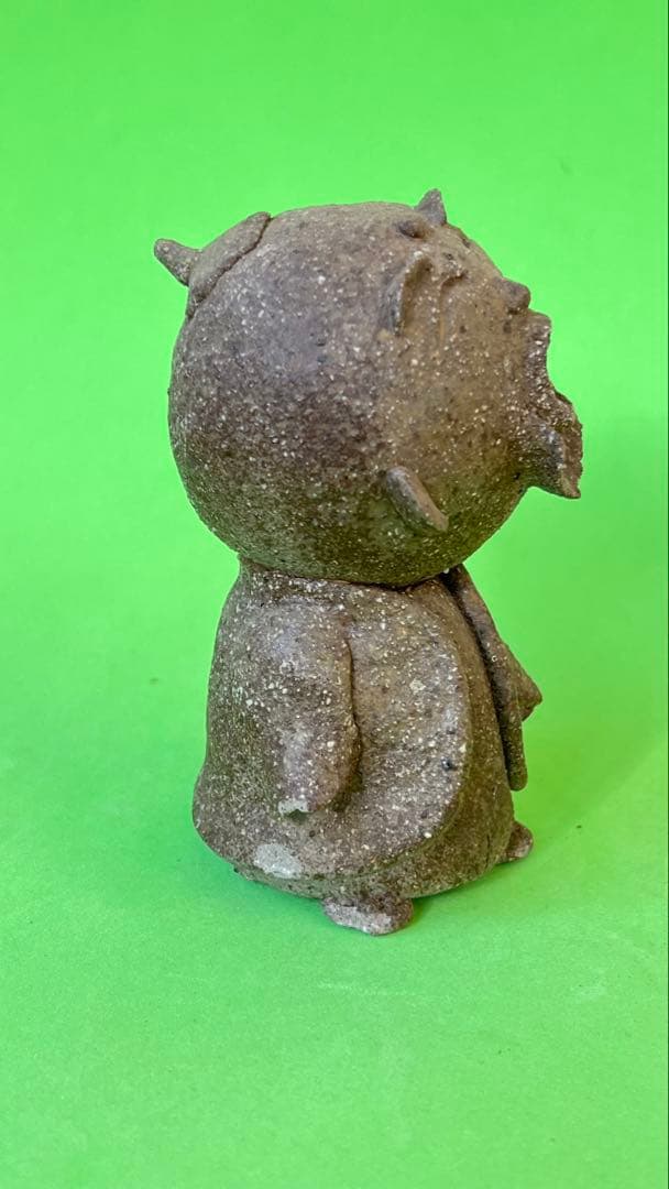 村長自画像　陶器製の口を開けた人形 約10cm カケ有り