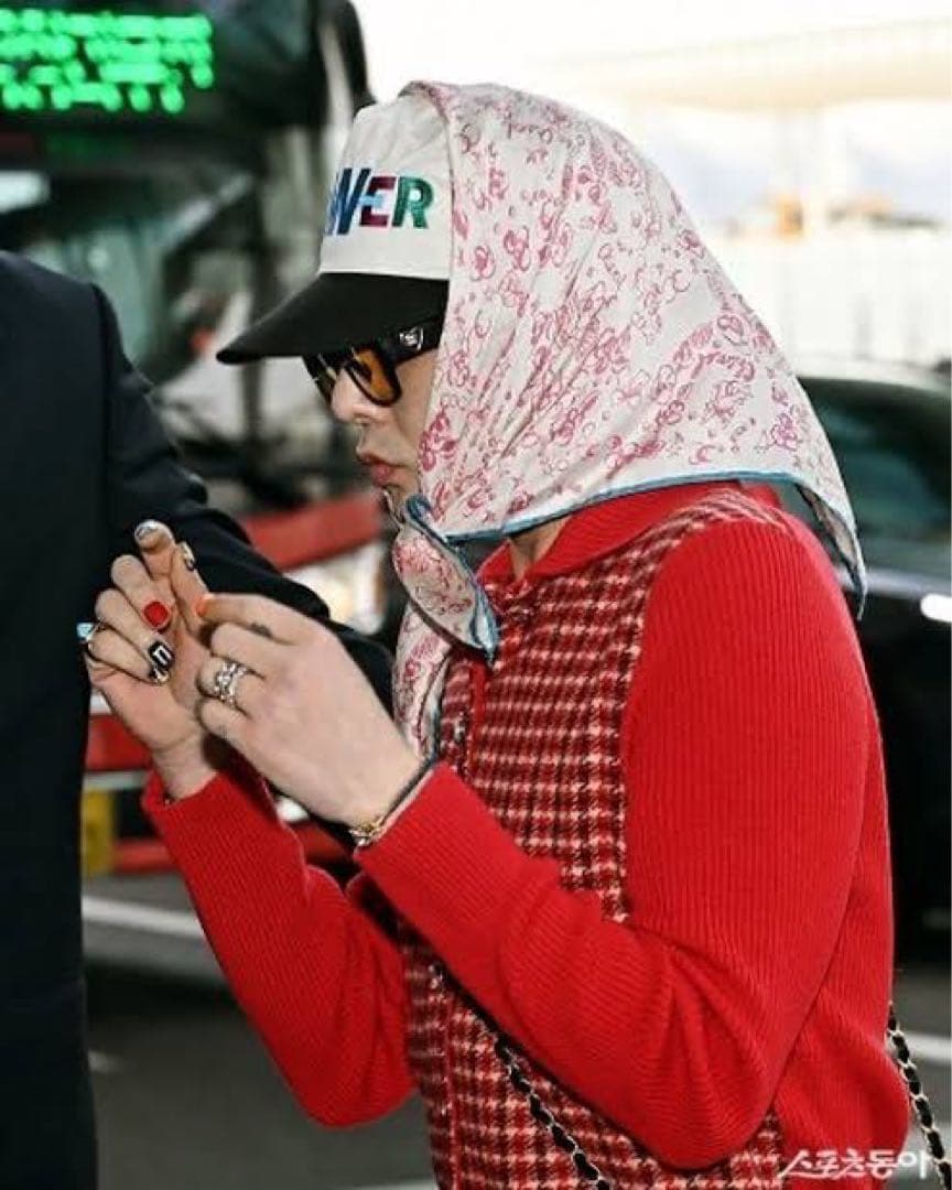 G-DRAGON ジードラゴン　スカーフ　ジヨン　BIGBANG 空港コーデ