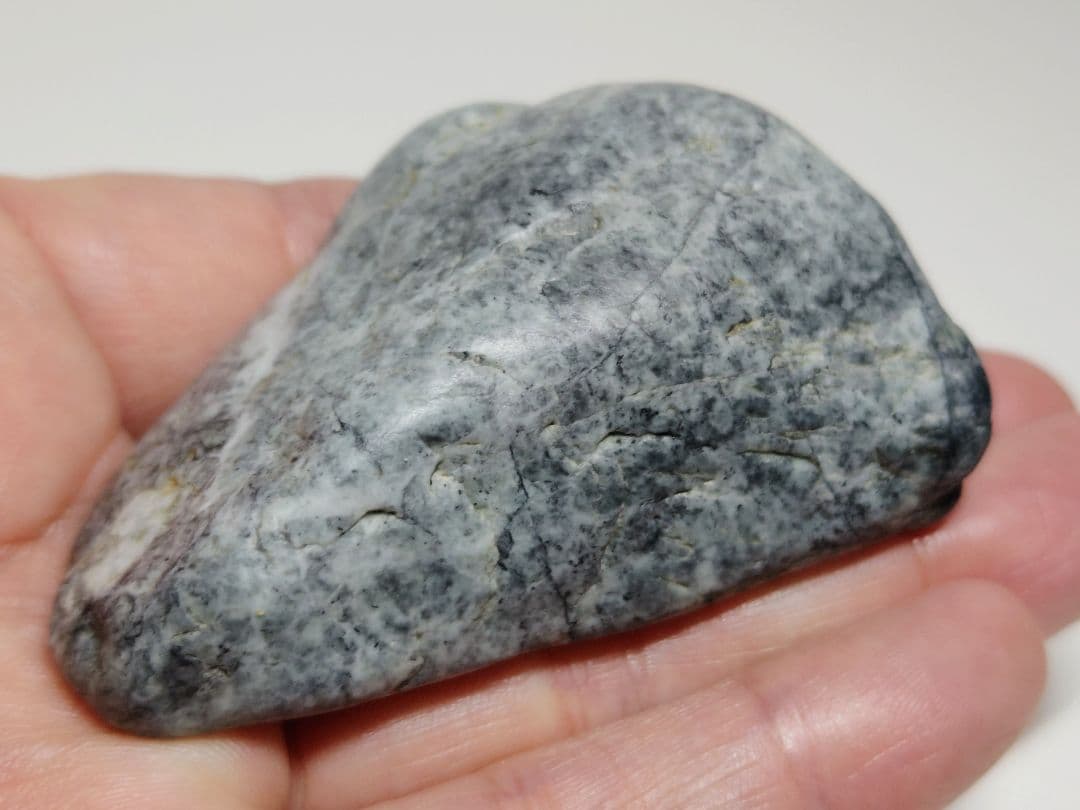 糸魚川139 翡翠 124g ヒスイ 原石 鑑賞石 自然石 誕生石 鉱物 鉱石