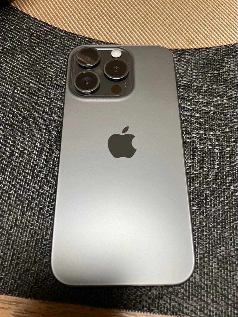 iPhone 15 Pro ブラックチタニウム　128GB 美品