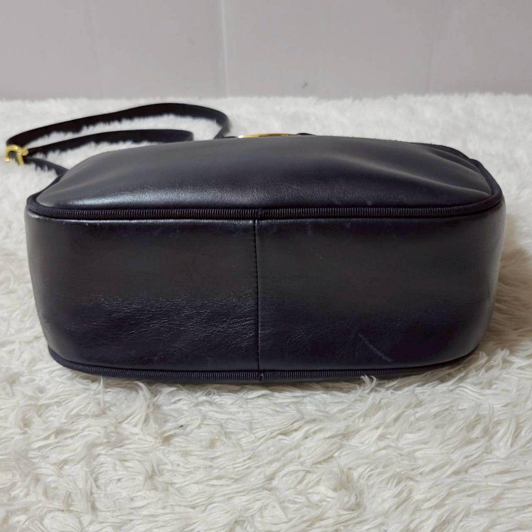 美品✨　サルヴァトーレフェラガモ　ショルダーバッグ　ヴァラリボン　ガンチーニ　紺