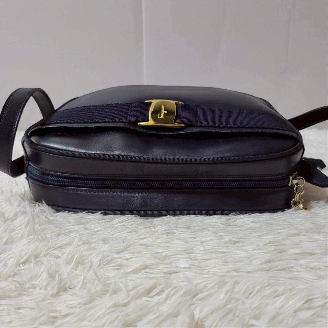 美品✨　サルヴァトーレフェラガモ　ショルダーバッグ　ヴァラリボン　ガンチーニ　紺