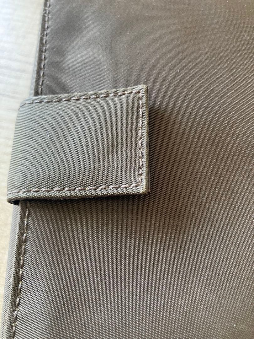 保管品　プラダ　折り財布　カーキもしくはブラウン