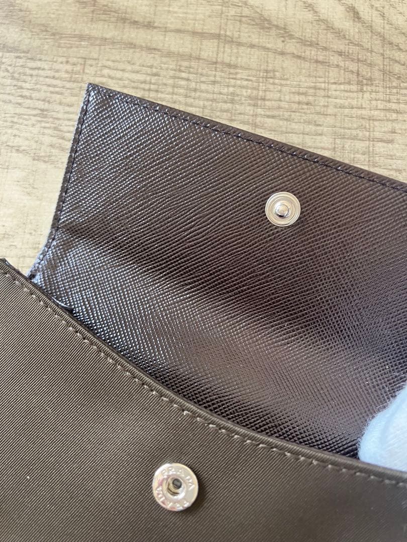 保管品　プラダ　折り財布　カーキもしくはブラウン