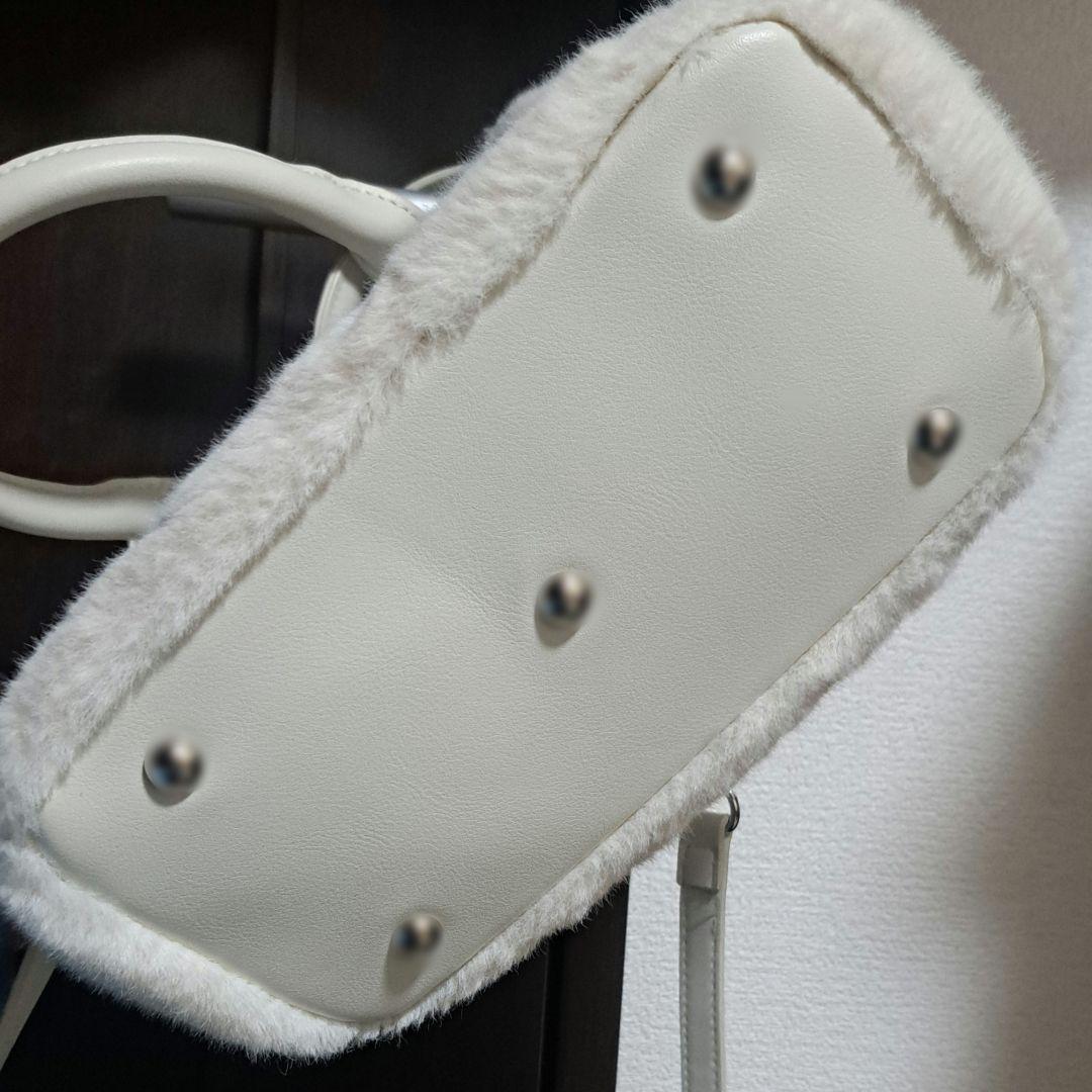 pium ピウム ビジューチェーン付きハートファーバッグ ホワイト 白