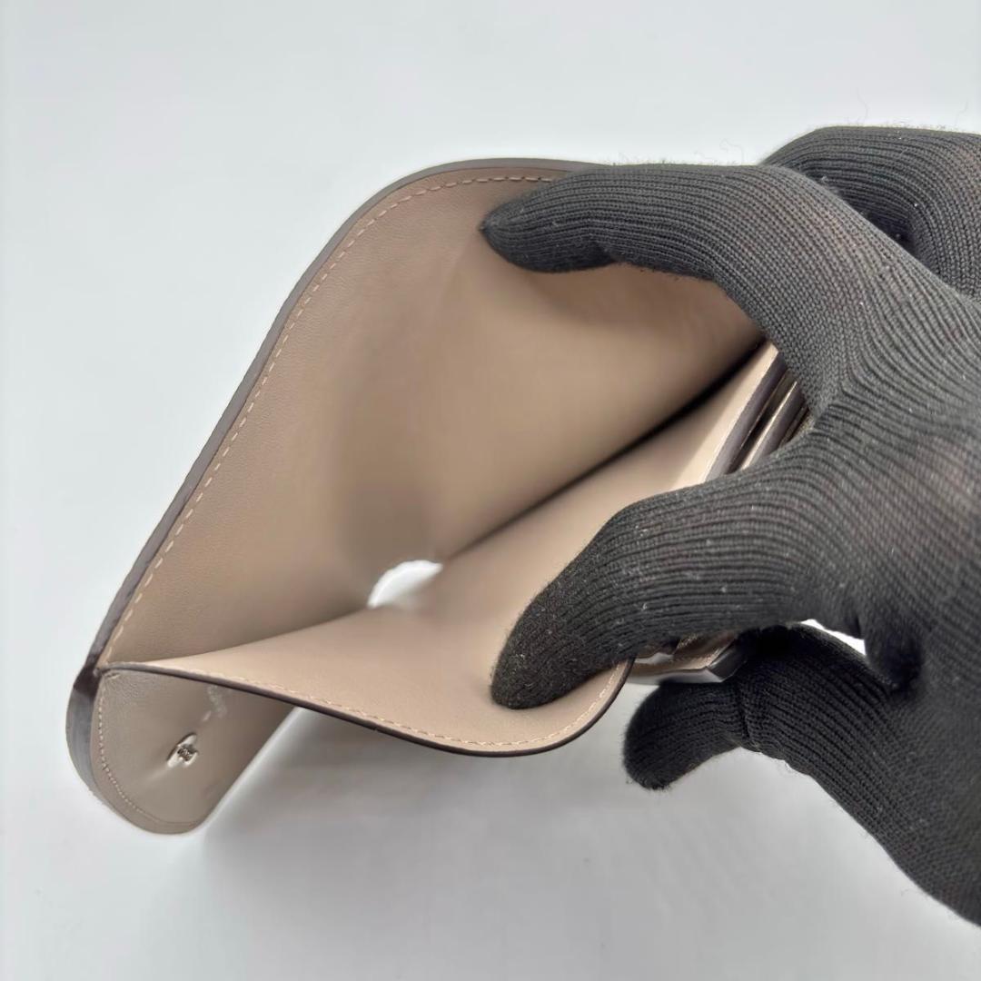 新品同様 ルイヴィトン 折り財布 マヒナ イリス コンパクト ガレ グレージュ