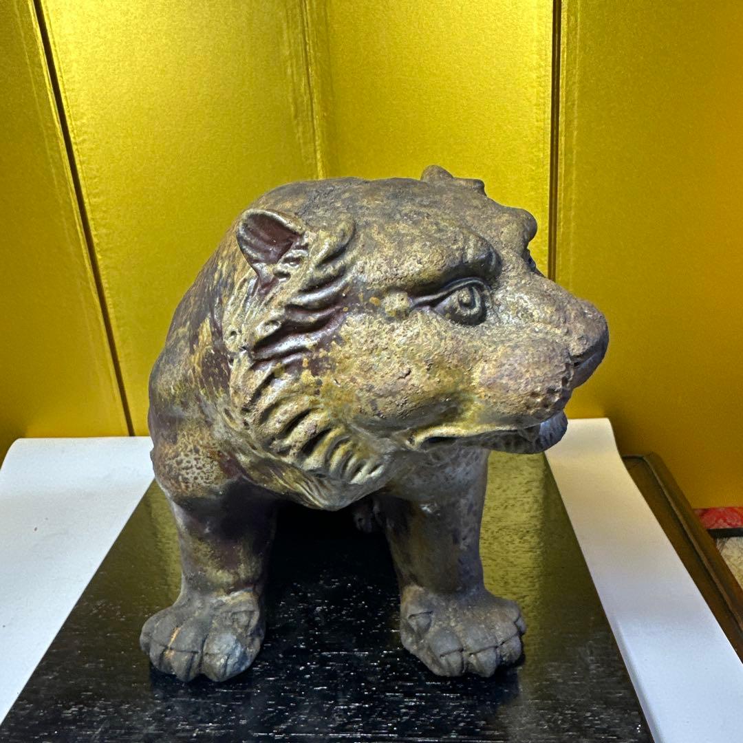 備前焼，虎，獅子，鈴木黄弌，備前焼虎の彫刻 黒い台座付き