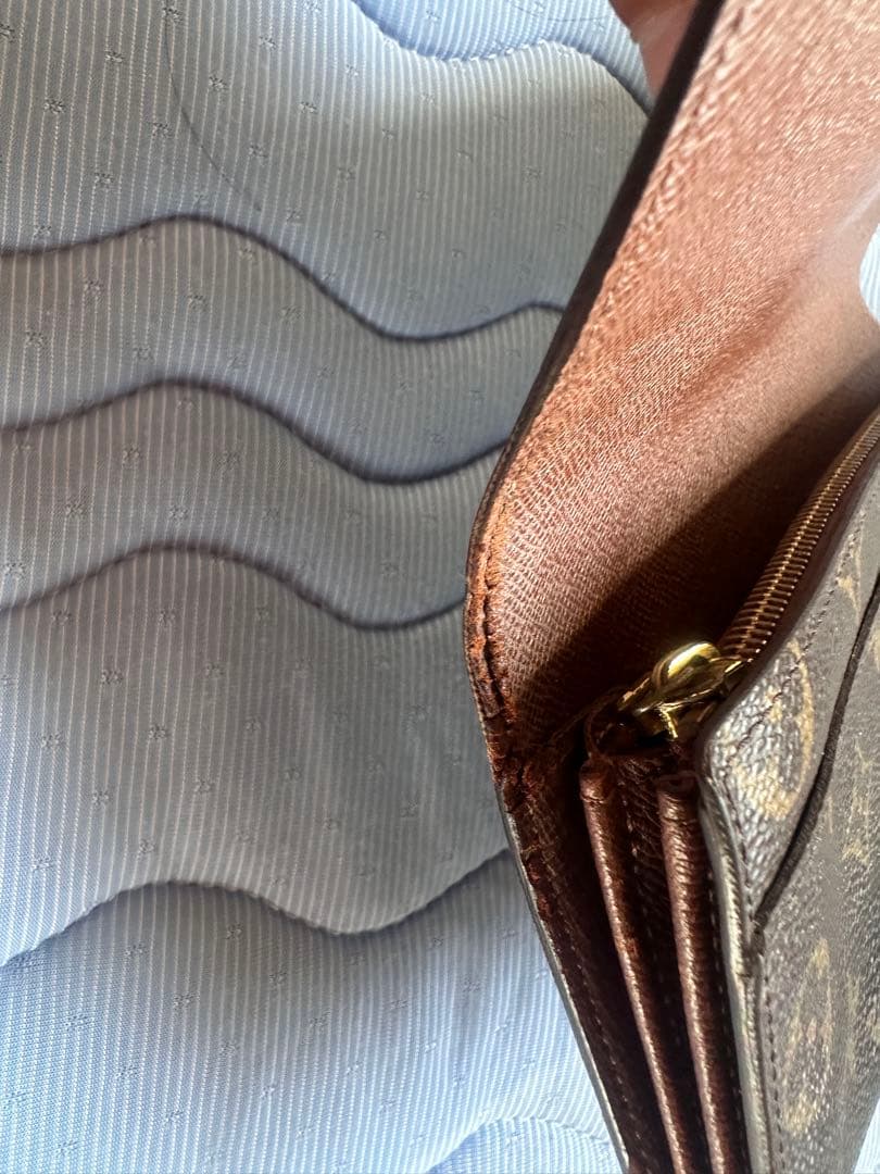 LOUIS VUITTON（ルイヴィトン）モノグラムラインの二つ折り長財布