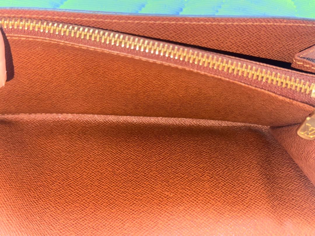 LOUIS VUITTON（ルイヴィトン）モノグラムラインの二つ折り長財布