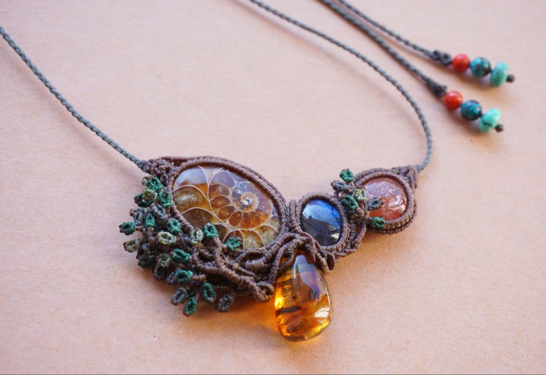 《森のかけら》アンモナイトと３種の石　マクラメ　ネックレス