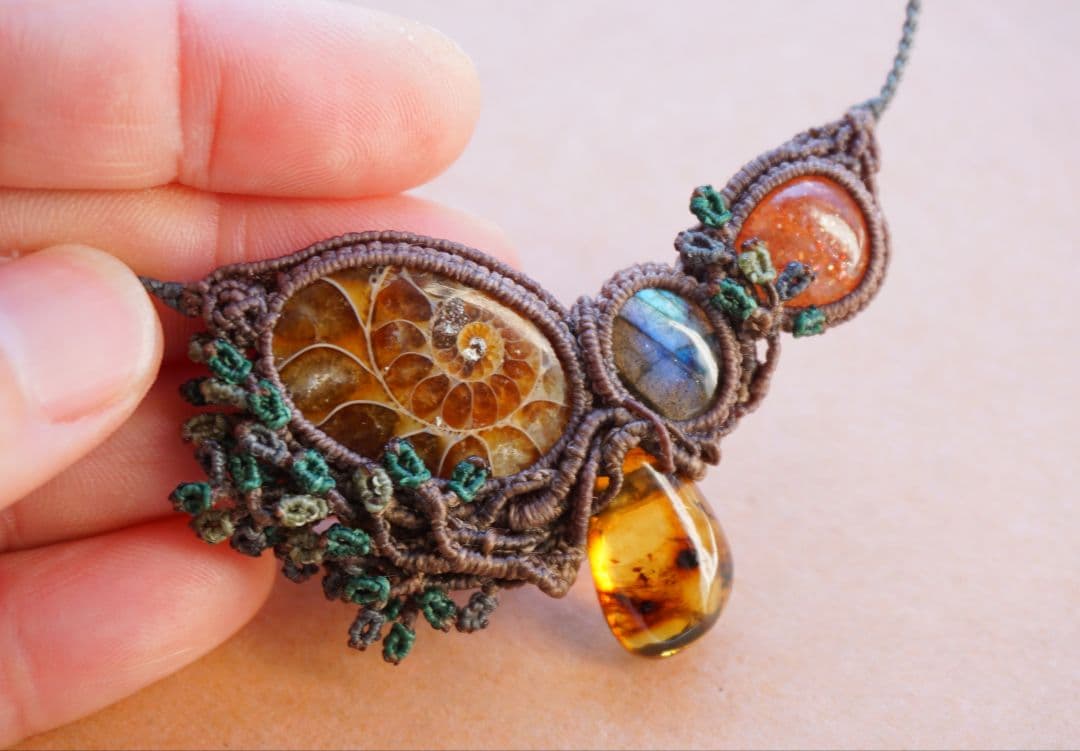 《森のかけら》アンモナイトと３種の石　マクラメ　ネックレス